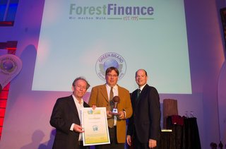Michael van Allen von ForestFinance nimmt die Auszeichnung zur GREEN BRAND von Dr. Friedrich Hinterberger, Präsident des internationalen Nachhaltigkeitsinstituts SERI in Wien (l.) und Norbert Lux, COO von GREEN BRANDS Deutschland (r.) entgegen.