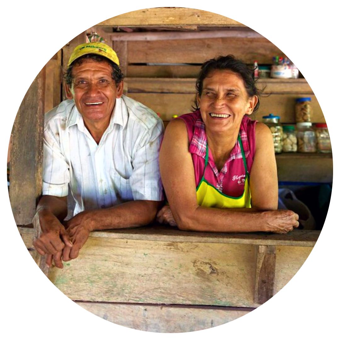 Ein Mann und eine Frau schauen in Panama aus ihrem kleinen Laden aus Holz